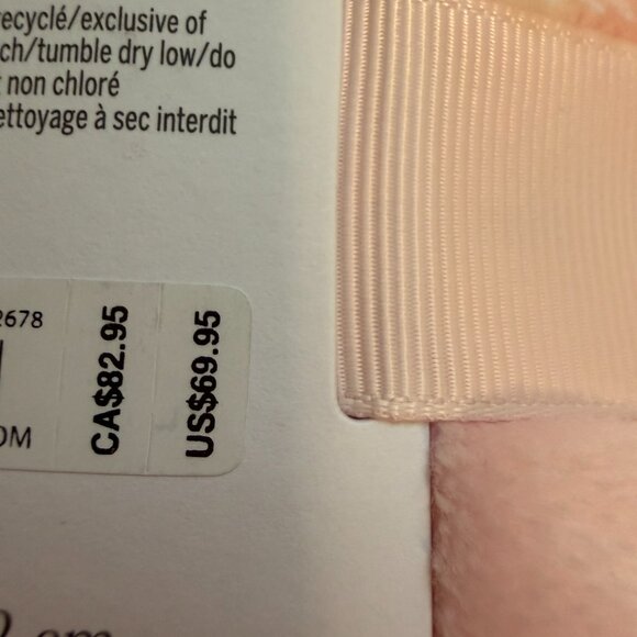 Victoria's Secret Cozy Plush Blanket SZ:50"x 60" NEW with TAGS - Picture 3 of 4